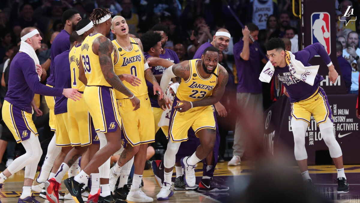LeBron James dan beberapa pemain The Lakers lainnya di lapangan